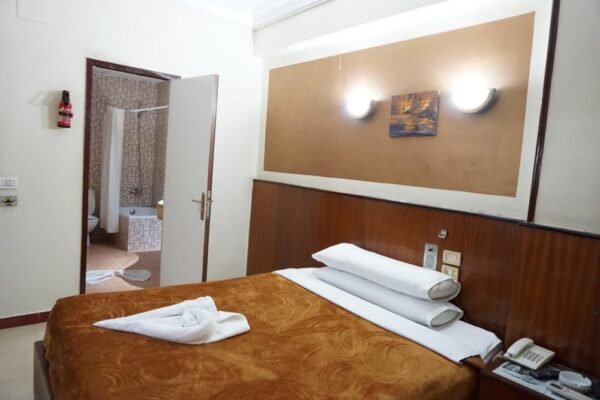 Hotel Saint Catherine Double room with large bed - Image 3